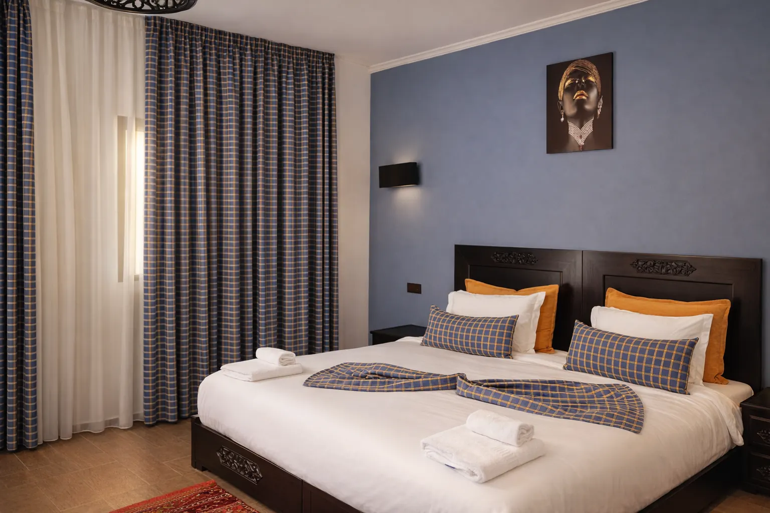 Intérieur spacieux du Bungalow Deluxe avec lits et décoration chaleureuse